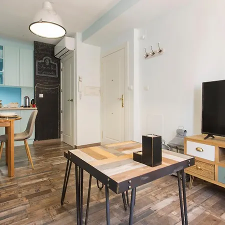 Sky Is Blue In Private Parking Included Apartment *